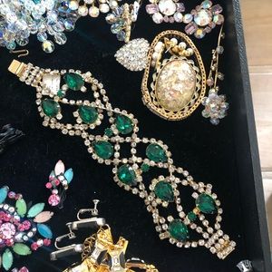 SALE Gorgeous Emerald-Colored Vintage Bracelet